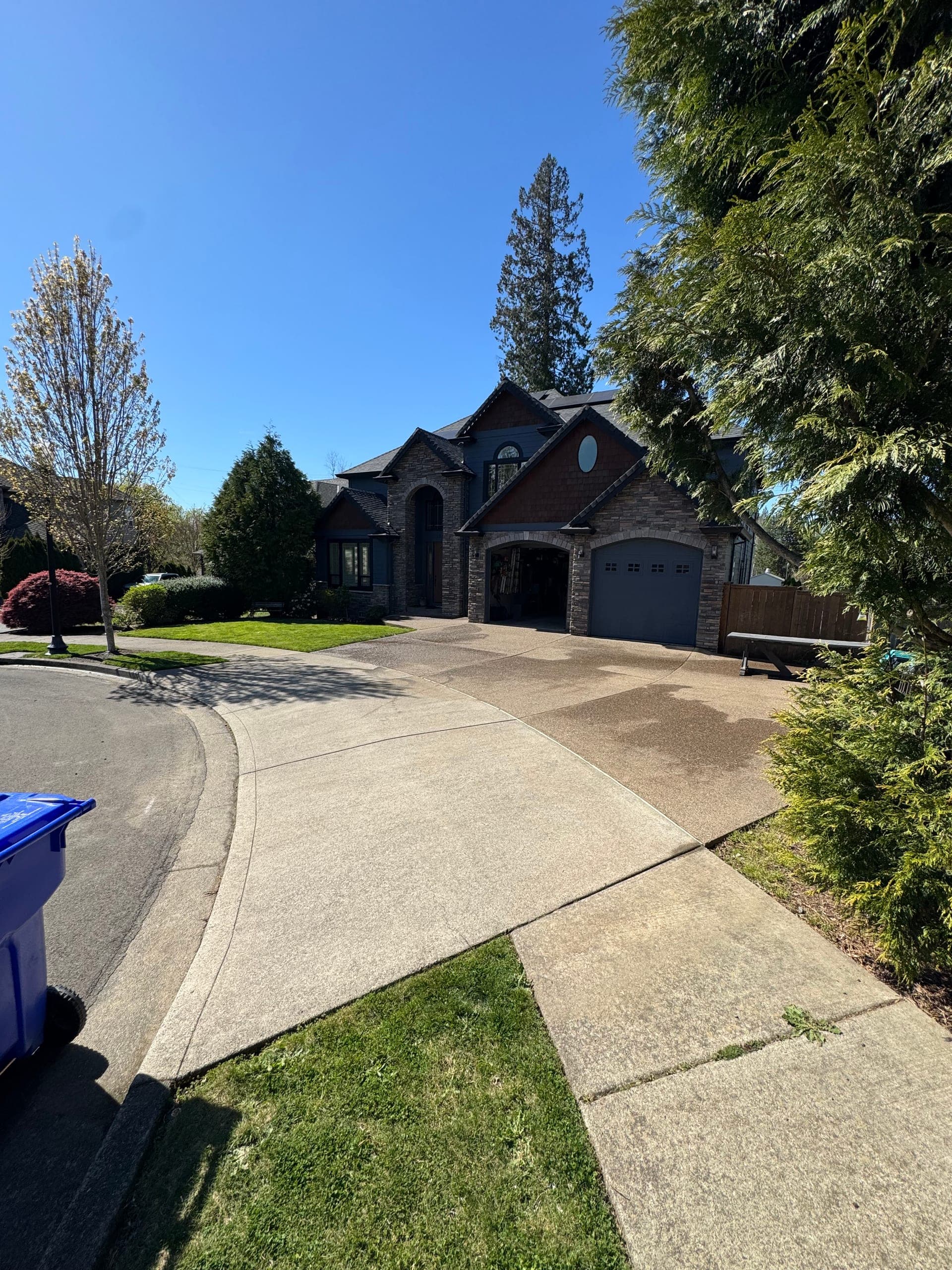 Oregon City home with bright siding after a soft wash.